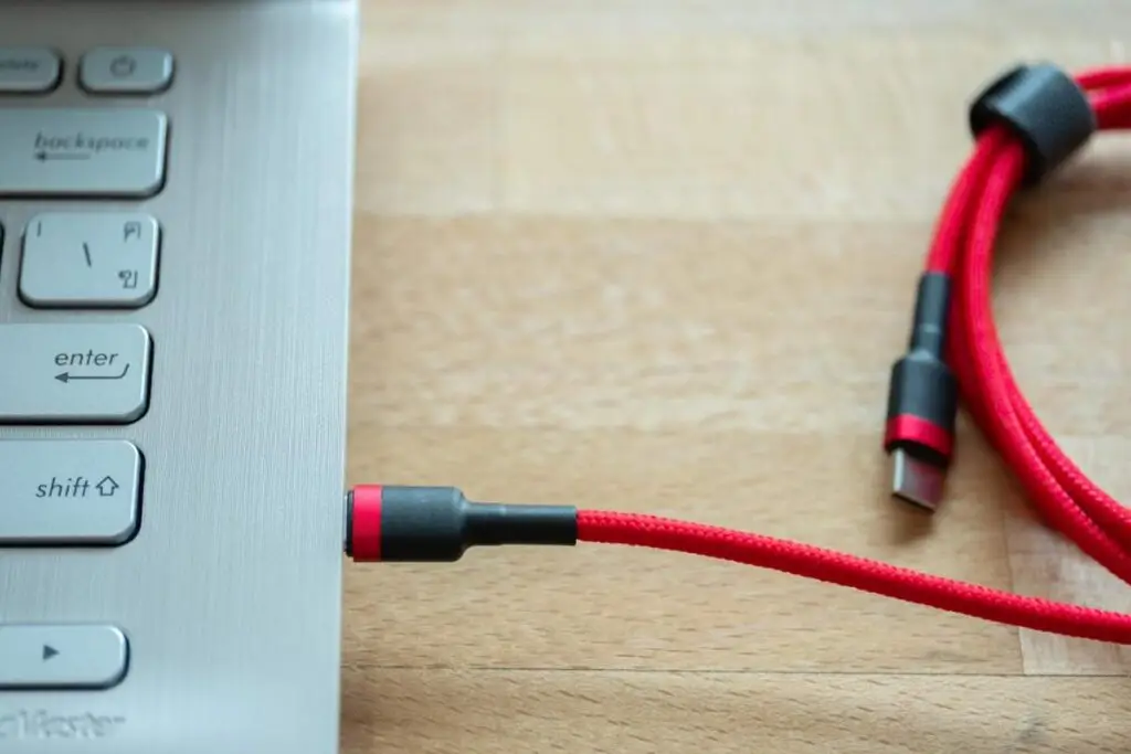 מחשב נייד - טעינה מהירה עם כבל USB Type-C